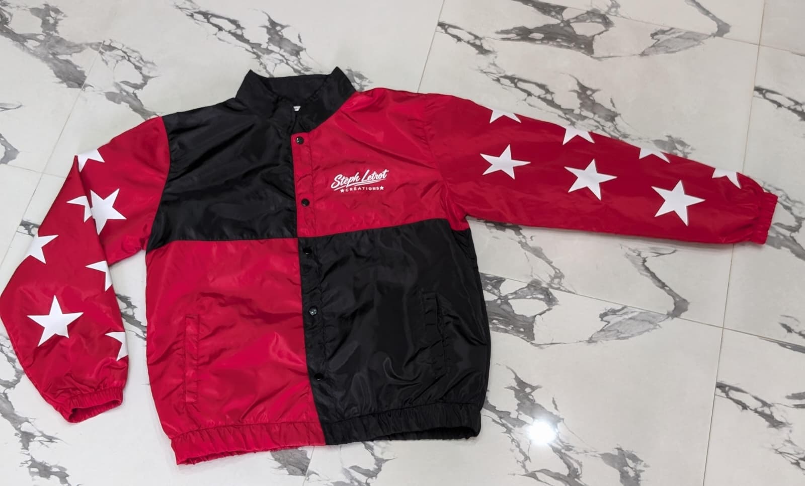 Casaque Stéph Letrot Créations rouge et noir avec étoiles